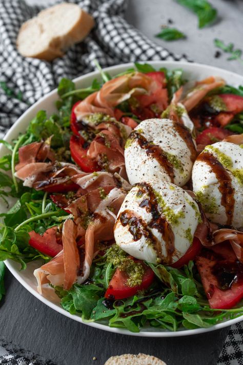 This burrata Caprese salad is a twist on a classic recipe with spicy arugula, savory prosciutto, and a tangy balsamic drizzle. Enjoy it as a shareable starter or light meal. #chelseadishes #capresesalad #burratasalad #prosciuttosalad #appetizersalad Burrata Caprese Salad, Burrata Caprese, Italian Appetizers Easy, Burrata Recipe, Balsamic Drizzle, Healthy Food Habits, Dinner Restaurants, Salad Recipes For Dinner, Appetizer Salads