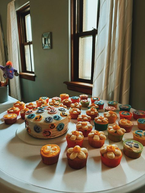 Retro Party Ideas 1970, 70s Style Birthday Party, 70s Birthday Cupcakes, Retro 21st Birthday Party, Groovy Sweet 16 Party Ideas, 70s Themed Desserts, Retro Flower Cupcakes, Groovy Party Theme Adults, 70s Party Themes