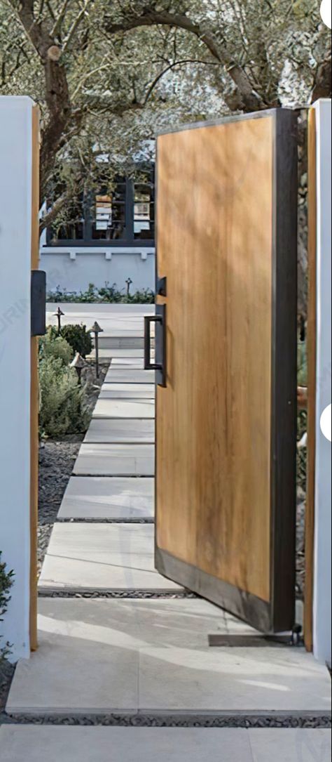 Modern Wood Gate Entrance, Exterior Front Door Ideas Modern, Backyard Door Ideas, Side Entrance Ideas Exterior, Backyard Door, Side Gate, Timber Gates, Garden Fences, House Planning