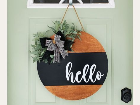 My Boho Farmhouse Wood Door Hanger tutorial is beginner friendly! I share detailed instructions, tips, and images. Plus its customizable! Door Hanger Tutorial, Diy Door Signs, Wood Door Hanger, Wood Door Hangers, Gel Stain, Boho Farmhouse, Wood Door, Diy Door, Jute Rope