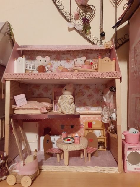 Calico Critters Aesthetic House, Calico Critter Dollhouse, Diy Calico Critters Furniture, Coquette Sylvanian Families, Calico Critters Coquette, Diy Calico Critters House, Diy Calico Critters Stuff, Calico Critters Dollhouse, Sylvanian Families House