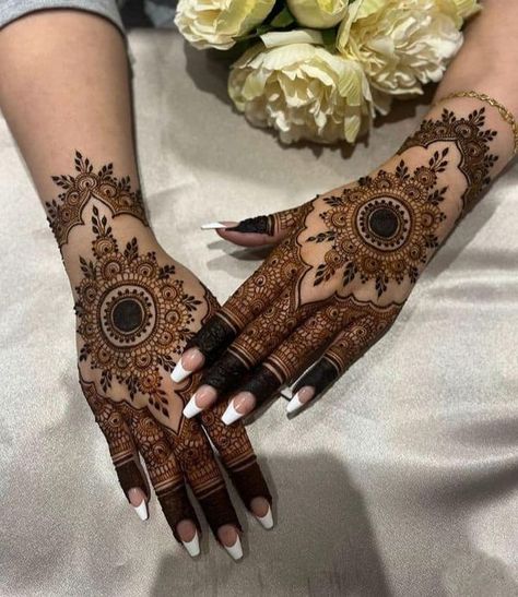 Desi Suits, Mehendi Ideas, Indian Mehendi, Background Plain, Short Mehndi Design, Full Mehndi, Engagement Mehndi, Pretty Henna, Henna Inspired Tattoos