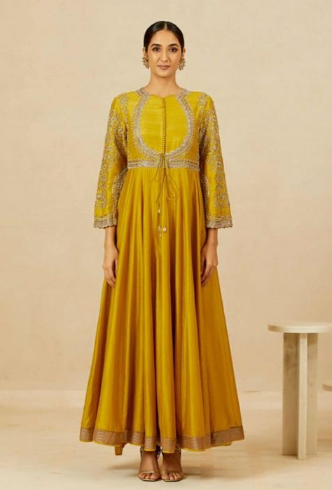 Haldi Outfits For Mother, Haldi Dress Ideas For Bride, Haldi Dresses, Haldi Dress Ideas, Dress Makeover, Brides Mother, Design Kurti, Haldi Dress, Saree Drape