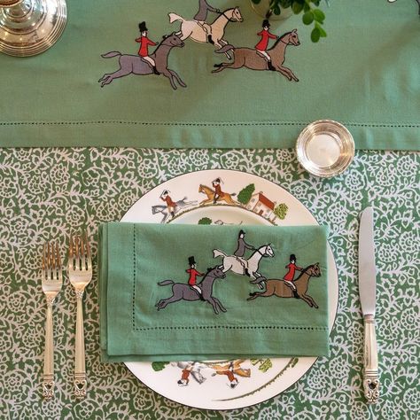 💚 Scene Green, Embroidered Horse, Green Napkins, Hunt Scene, Equestrian Decor, Derby Party, Grand Art, Place Setting, Napkins Set