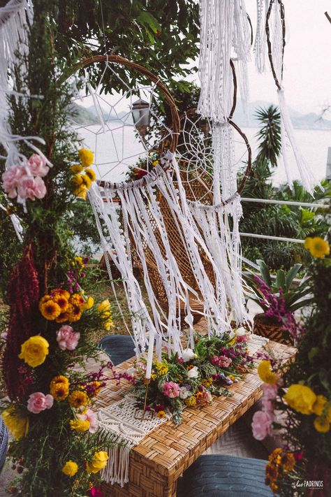 Rustico praiano com toque boho colorido. Lounge com almofadas, tenda, cadeira pavão, plantas, palha e filtro dos sonhos com muitas flores coloridas e macrame. Hoop Wreath, Macrame, Lounge, Home Decor, Home Décor, Macramé