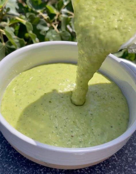 Green Salsa Recipe Tomatillos, Spicy Salsa Recipe, Avocado Tomatillo Salsa, Green Salsa Recipe, Mexican Avocado, Avocado Salsa Recipe, White Bean Soup Recipes, Mild Salsa, Easy Salsa