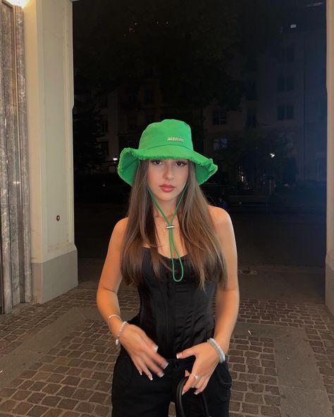 Jacquemus Hat Outfit, Jacquemus Hat, Hat Outfit, Brunette Balayage Hair, Balayage Brunette, Outfits With Hats, Balayage Hair, Elegant Woman, Summer Looks