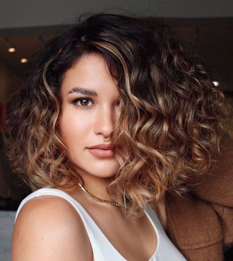 Curly Lob Haircut, Round Face Curly Hair, Cabello Aesthetic, Medium Curly Haircuts, Hair Round Face, Copper Blonde, Fall Hair Cuts, Colored Curly Hair, Pixie Haircut For Thick Hair