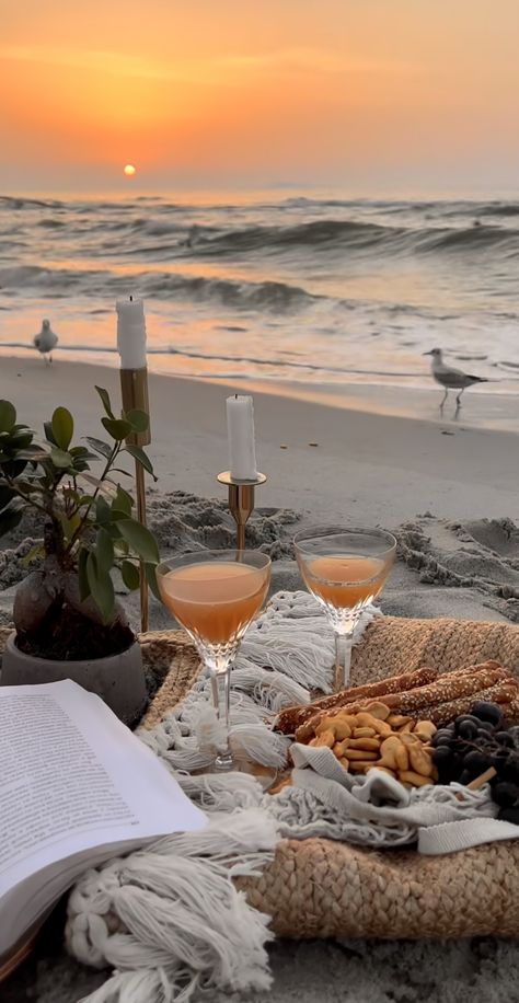 Beach Cozy Aesthetic, Seaside Picnic, Picnic At The Beach, Breakfast On The Beach, Sunset Picnic, Picnic Engagement, Fall Decor Wreaths, Romantic Date Night Ideas, Picnic Inspiration