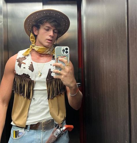 Halloween Costumes Two Boys, Aesthetic Cowboy Outfit Men, Cowboy Mens Outfit, Gay Cowboy Costume, Holloween Costume Mens, Halloween Costumes Men 2023, Mens Halloween Costumes 2023, Cool Halloween Costumes Men, Cowboy Costume Aesthetic