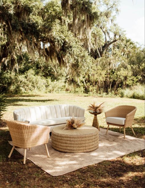 Outdoor lounge area Wedding of @rachellsoles #pampas #pampasgrasswedding Lounge Area Wedding, Outdoor Wedding Seating, Wedding Lounge Seating, Wedding Lounge Furniture, Wedding Lounge Area, Boho Seating, Boho Lounge, Boho Sofa, Wedding Lounge