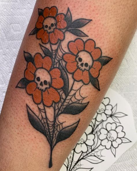 𝕰𝖑𝖑𝖊𝖓 𝕸𝖊𝖑𝖑𝖔𝖓 on Instagram: “Skull flowers for Marci 🤍 She wanted to add on some spider webs to this flash design, which honestly made it a lot cooler 🤩” Cute Halloween Tattoos, Catrina Tattoo, Scary Tattoos, Spooky Tattoos, Tatuaje A Color, Horror Tattoo, Spooky Designs, Halloween Tattoos, Tattoo Flash Art