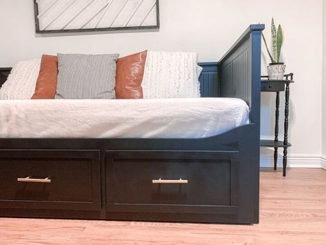 I love me some Ikea! Ikea furniture is always super functional and typically designed to make the most of a small space or space that serves multiple functions. Their Hemnes Daybed was the perfect solution for our guest room because it can be small, like a daybed, or pull out to a king size bed when guests are actually using the room. Plus it has storage drawers below which is always an added benefit. It looks pretty good on it’s own but my Ikea Hemnes daybed hack takes this bed to a w… King Day Bed, Hemnes Day Bed Hack, Ikea Daybed Room Ideas Small Spaces, Ikea Hemnes Full Daybed, Ikea Hemmed Day Bed, Ikea Hemnes Daybed Hack, Ikea Day Beds Ideas, Hemnes Daybed Ideas, Guest Room Hemnes Daybed