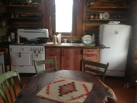 Old Country House Decor, Cabin Mountain Interior, Vintage Cabin Interior, Cozy Vintage Kitchen, Small Cabin Interiors Rustic Simple, Cabin Kitchen Table, Vintage Cabin Kitchen, Old Cottage Kitchen, Small Cozy Room