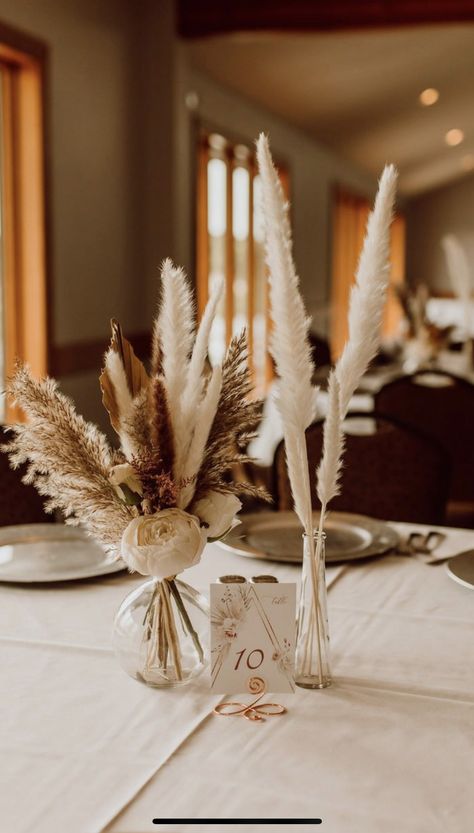 Bud Vases With Pampas, Pampas Grass Table Centerpiece Wedding, Boho Reception Centerpieces, Boho Chargers Wedding, Round Table Wedding Centerpieces Boho, Beige Wedding Centerpieces, Boho Glam Wedding Centerpieces, Pampas Grass Wedding Centerpieces Simple, Boho Wedding Vases Centerpieces