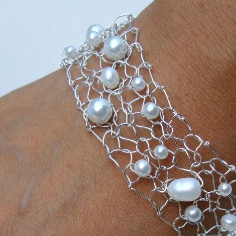 Crochet Metal, Crochet Wire, Wire Crochet Jewelry, Bracelet Crochet, Pearl Cuff Bracelet, Wire Jewelry Making, Crochet Jewelry Patterns, Wire Jewelry Tutorial, Wire Crochet