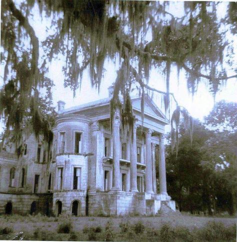 Abandoned Plantations, Residence Architecture, Louisiana Plantations, Southern Plantations, Abandoned Property, Abandoned Mansion, Old Abandoned Houses, Old Mansions, Abandoned Castles