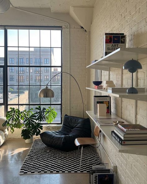 Lots Of Windows, Dream Apartment Decor, Flat Interior, Casa Vintage, Apartment Decor Inspiration, Loft Apartment, Dream House Interior, House Room, Apartment Inspiration