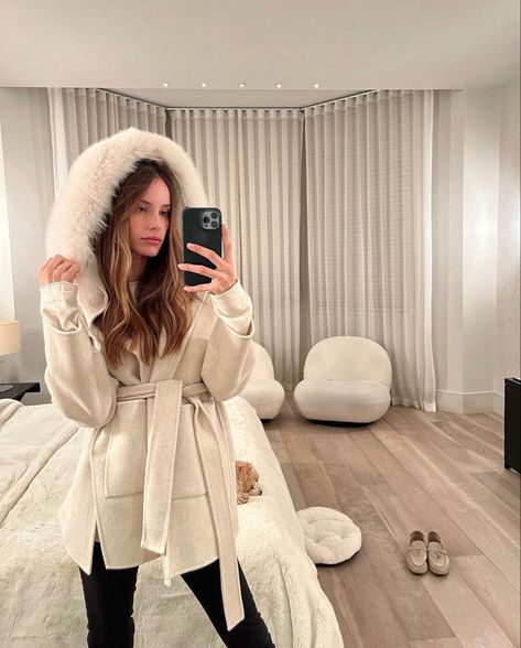 Cream Fur Jacket Outfit, Fur Jacket Outfit, Jacket Outfit, Beautiful Style, Quiet Luxury, Cream Recipes, Winter Clothes, Faux Fur Coat, Fur Collar