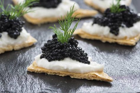 Caviar and Crackers Caviar Canapes, Caviar Appetizers, Salmon Caviar, Food Project, Clay Food, Black Caviar, Daily Meals, Gourmet Recipes, Truffles