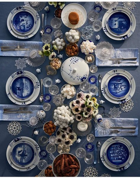 Fine Dining Table Setting, Christmas Tablesetting, Blue And White Tablescapes, Blue And White Table Setting, Blue Table Settings, Royal Table, Copenhagen Christmas, Lights For Christmas, Fancy Table