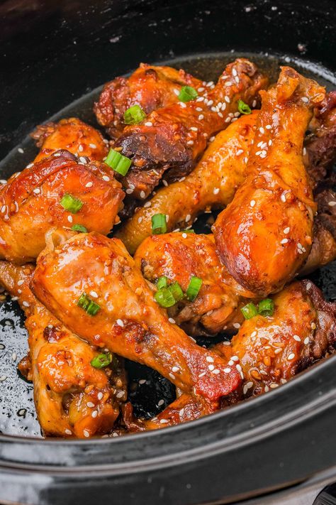 Slow Cooker Chicken Drumsticks - 🍗🍯🧄 These honey garlic chicken drumsticks marinate in a mixture of soy sauce, honey, garlic, ginger, and more which gives them a balance of sweet, savory, and lightly smoky FLAVOR! After slow cooking for hours, the meat is fall-off-the-bone tender and juicy! The EASIEST way to make chicken drumsticks because your slow cooker does all the work and everyone adores the result! Chicken Leg Recipes Crockpot, Honey Garlic Chicken Drumsticks, Slow Cooker Chicken Drumsticks, Garlic Chicken Drumsticks, Chicken Appetizers Easy, Chicken Appetizer Recipes, Chicken Leg Recipes, Easy Slow Cooker Chicken, Drumstick Recipes