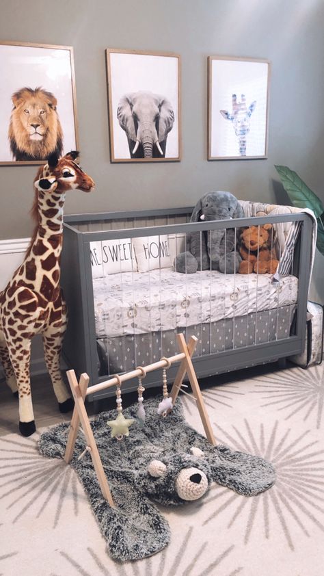 Giraffe Decor Living Room, Cute Nursery Themes Gender Neutral, Grey Jungle Nursery, Jungle Themed Nursery Gender Neutral, Gender Neutral Baby Nurseries, Non Gender Nursery, Cute Neutral Nursery Ideas, Safari Baby Room Boy, Grey Themed Nursery