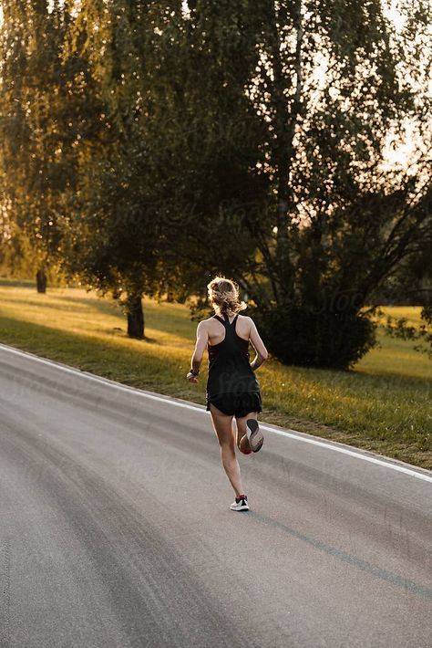 Healthy lifestyle sport woman running early morning in sports wear through park road Park Run, Morning Run, Marathon Training Schedule, Early Morning Runs, Running Photography, Interval Running, Running Photos, Running Day, Marathon Training Plan