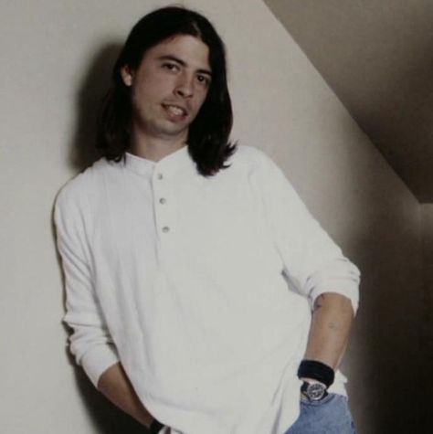 Dave Grohl 90s, Kurt Cobain Dark Hair, Nirvana Pictures, Foo Fighters Songs, Total Dramarama, David Grohl, Dave Grohl Gifs, Kirt Cobain T Shirt, Dave Grohl Gif 90s