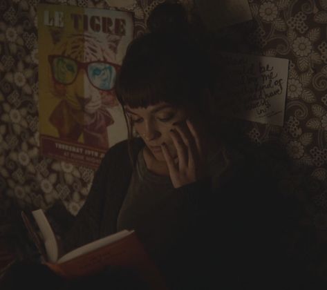 Maeve Wiley Reading, Maeve Wiley Books, Maeve Wiley Aesthetic, Maeve Wiley, Girls Night Movies, Emma Mackey, Girls Reading, Movies Quotes Scene, Pretty Skin