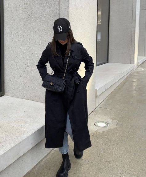 Black Trench Coat Outfit Street Styles, Trench Noir Outfit, Long Black Trench Coat Outfit, Black Trench Coat Outfit Winter, Black Trench Coat Outfit Casual, Black Teddy Coat Outfit, Black Cap Outfit, Long Black Coat Outfit, Black Trench Coat Outfit