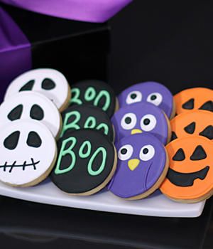 Halloween Decorated Cookies, Halloween Biscuits, Galletas Halloween, Halloween Sugar Cookies Decorated, Pasteles Halloween, Postres Halloween, Halloween Cookie Recipes, Halloween Cookies Decorated, Halloween Sugar Cookies