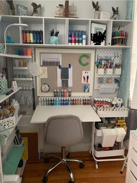 Small space Craft/Art Organization Studio Idea Small Art Room Organization, Diy Corner Craft Table, Organized Art Desk, Small Art Desk Ideas, Home Art Studio Storage, Aesthetic Art Studio Ideas, Art Supplies Storage Closet, Art Space Setup, Art Studios At Home Small Spaces