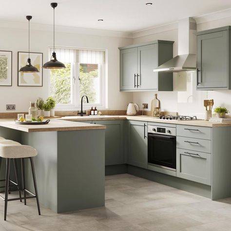 Witney Reed Green Reed Green Kitchens, Reed Green Kitchen, Alpine Kitchen, Green Shaker Kitchen, Howdens Kitchen, Green Kitchen Ideas, Traditional Kitchen Designs, Green Kitchens, Green Kitchen Island