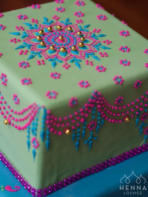 Gaye Holud Cake, Henna Cake Designs, Mandala Cake, Bollywood Birthday, Mehndi Cake, Henna Cake, Indian Cake, Barbie Doll Cakes, Surprise Cake