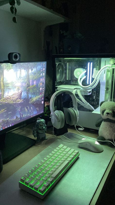 Creative gaming setup inspiration Best Pc Setup, Green Pc, Gaming Desk Setup, Dream Setup, Gamer Setup, Home Studio Setup, Setup Gamer, Pc Gaming Setup, Gamer Room Decor