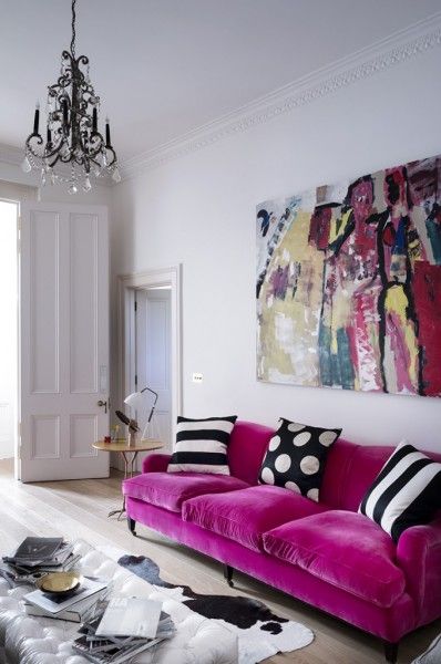 Looking for a new sofa for your home? Consider getting a colorful sofa! Here are 10 beautiful examples of how a sofa in a color can truly make a room. 10 Gorgeous Living Rooms That Will Convince You to Get a Colorful Sofa via @tipsaholic #livingroom #sofa #couch #colorful #colorfulsofa #home Pink Couches, Rosa Sofa, Bright Furniture, Neutral Sofa, Pink Sofa, Pink Living Room, Sofa Colors, Decoration Inspiration, Small Living Room