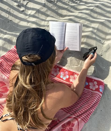 @ella_roberto Reading Book On Beach Picture, Beach Book Pictures, Beachy Sunsets, Fantasy Lifestyle, Reading By The Pool, Reading On The Beach, Vacay Pics, Beaches Film, Beach Inspo