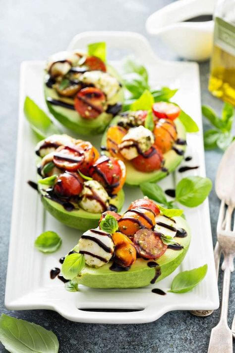 Caprese Stuffed Avocado: a refreshing caprese salad is tossed with a bright green pesto, piled into avocados and topped with fresh basil and a balsamic glaze. #salad #lowcarb #avocado #caprese Food Stacking Ideas, Food Stacks, Avocado Appetizer, Stuffed Avocados, Novice Chef, Stuffed Avocado, Caprese Recipes, Caprese Salad Recipe, Healthy Appetizer