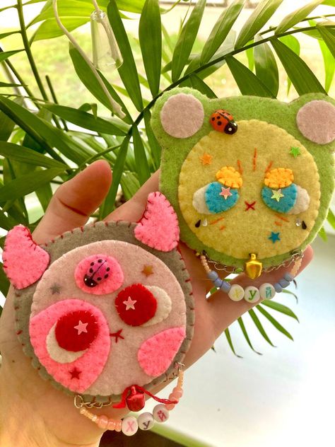 Felt Pins Diy, Embroidery Thread Crafts, Kawaii Felt Diy, Mini Felt Plushies, Cute Felt Crafts, Felt Coin Purse Diy, Kawaii Felt Plushies, Felt Coin Purse, Felt Pins