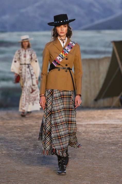 Dior Cruise 2018 Collection - The Most Amazing Looks From Dior's Cruise Show 2018 Country Chic Fashion, Banana Republic Outfits, Fantasy Western, American Casual Style, Dior Cruise, Cowgirl Couture, Popular Clothing Styles, High Fashion Runway, Wild Wild West