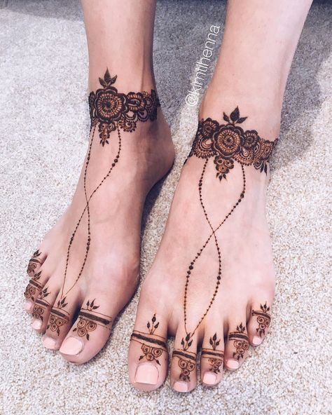 Looking for bridal feet henna inspiration? Here is a simple feet henna design perfect for any bride. An Arabic feet henna design that is so simple to do, but looks so elegant! Follow instagram.com/kimtihenna for more henna inspiration. #feethenna #bridalfeethenna #bridalhenna #bridalmehndi #simplehenna Side Feet Henna Designs Simple, Simple Feet Henna, Simple Foot Henna, Feet Henna Design, Mehndi Designs Finger, Mehendi Wedding, Henna Hand Designs, Leg Henna Designs, Cool Henna Designs