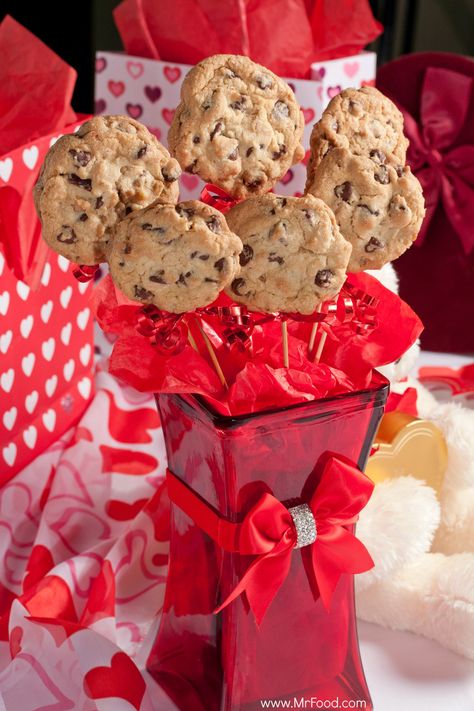 Long Stemmed Chocolate Chip Flower Cookies - Now here's a gift that everyone will love! A creative and tasty way to celebrate Valentine's Day. Cookie Bouquet Valentines Day, Chocolate Chip Cookie Bouquet, How To Make A Cookie Bouquet, Cookie Bouquet Ideas, Valentines Day Baked Goods, Valentine Cookie Bouquets, Cookies Bouquet, Cakes 2023, Cookie Arrangements