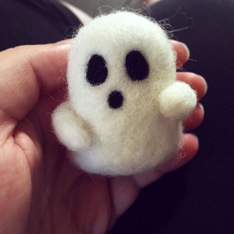 Halloween Felted Crafts, Needle Felting Halloween, Needle Felted Ghost, Felting Halloween, Needle Felted Halloween Ideas, Halloween Needle Felting, Felting Creatures, Community Crafts, Felted Halloween Creatures