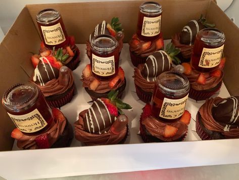 Anniversary Strawberry Ideas, Alcohol Cupcakes Recipes, Hennessy Cupcakes, Alcohol Cupcakes, Strawberry Hennessy, Alcohol Birthday Cake, Gift Treats, Valentine Chocolate Covered Strawberries, Adult Snacks