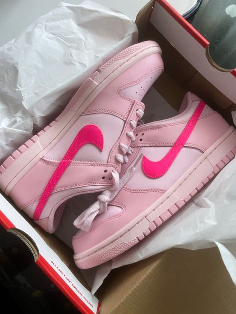 Dunks Triple Pink, Nike Triple Pink, Dunk Nike, Dunks Nike, Air Force Sneakers, Nike Air Force Sneaker, Nike Dunks, Nike Air Force, Nike Air