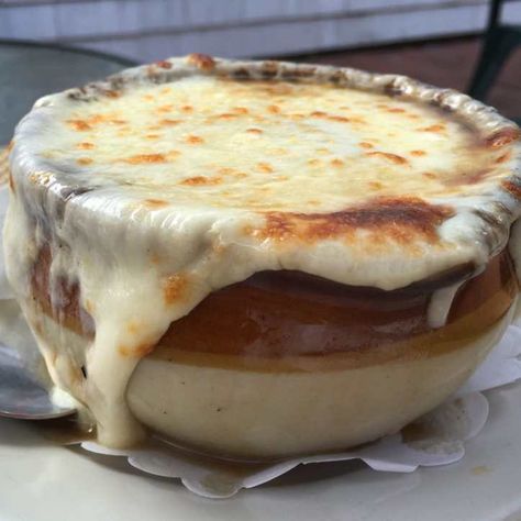 Simple French Onion Soup – dawns-ad-lib.com® Ina Garden French Onion Soup, French Onion Soup Without Alcohol, French Onion Pasta Soup, Campbells French Onion Soup Recipes, French Onion Soup Stove Top, Wendys Chilli, Easy French Onion Soup, Soup Onion, Best French Onion Soup