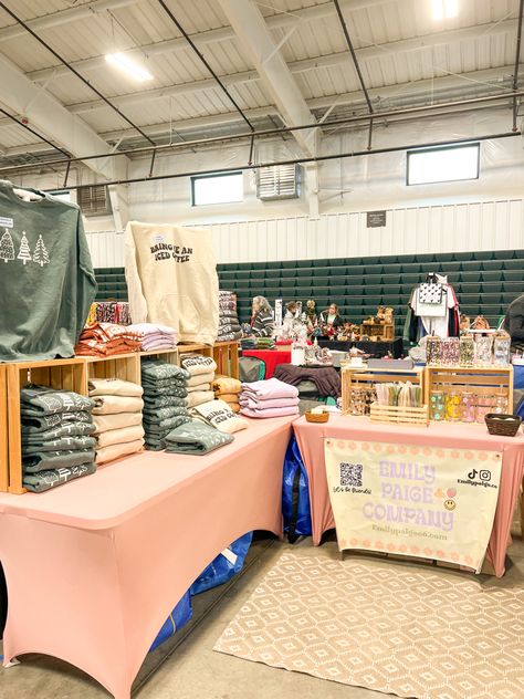 Pop Up Home Decor Shop, Vendor Show Shirt Display, Craft Fair Shirt Display, Small Business Pop Up Set Up, Small Shop Market Setup, Shirt Display For Vendor Event, Tee Shirt Vendor Booth Display Ideas, Resin Pop Up Shop Display Ideas, Home Decor Pop Up Shop