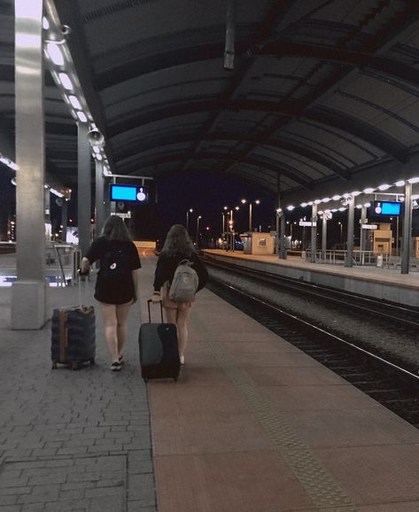 Train Aesthetic Friends, Train With Friends Aesthetic, Travelling With Best Friend, Group Friends Pictures, Train With Friends, Korea Photo Ideas, Uni Friends, Best Friend Travel, Sydney Trip