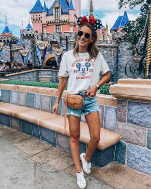 Disney Works Outfits, Outfits For Seaworld, Disney Park Outfit Spring, Disney World Outfits Women Summer, Disneyland Outfit Ideas Summer, Mom Disney Outfit Summer, Disney Summer Outfits Women, Minnie Ears Outfit, Spring Disney Outfits